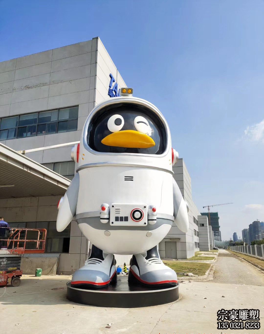 太空企鵝玻璃鋼卡通動物造型雕塑 太空企鵝玻璃鋼卡通動物造型雕塑