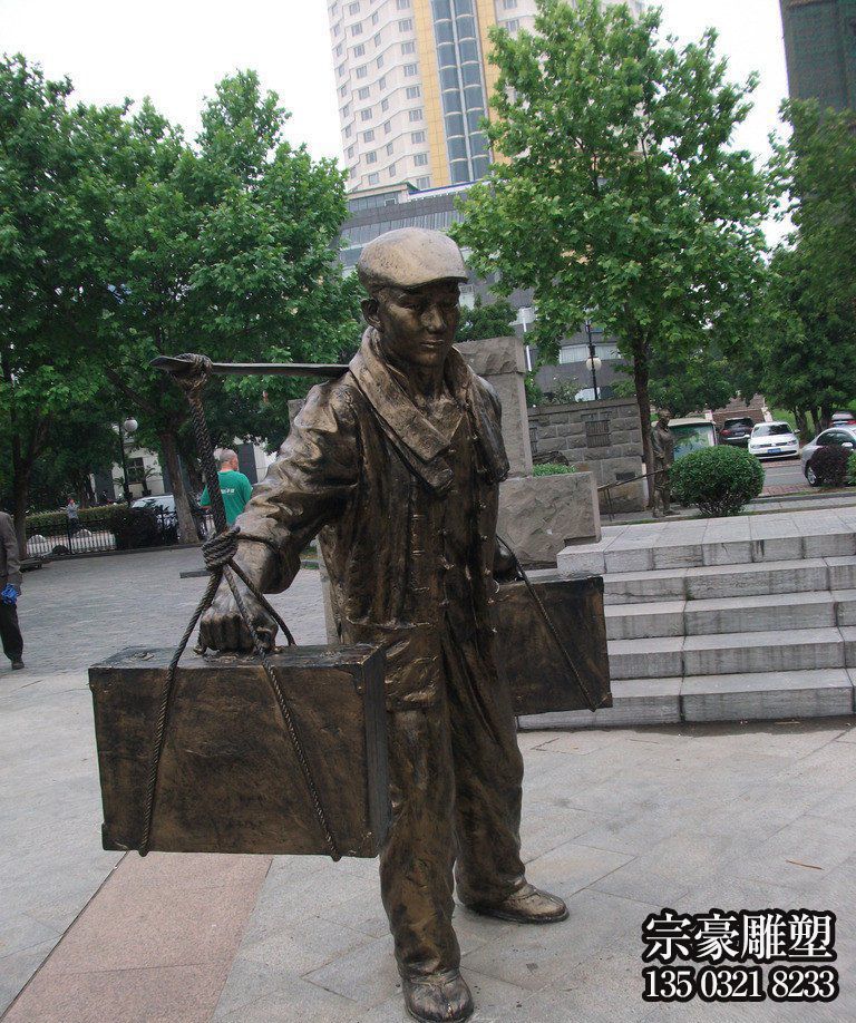 玻璃鋼仿銅挑擔子的工人人物雕塑 玻璃鋼仿銅挑擔子的工人人物雕塑